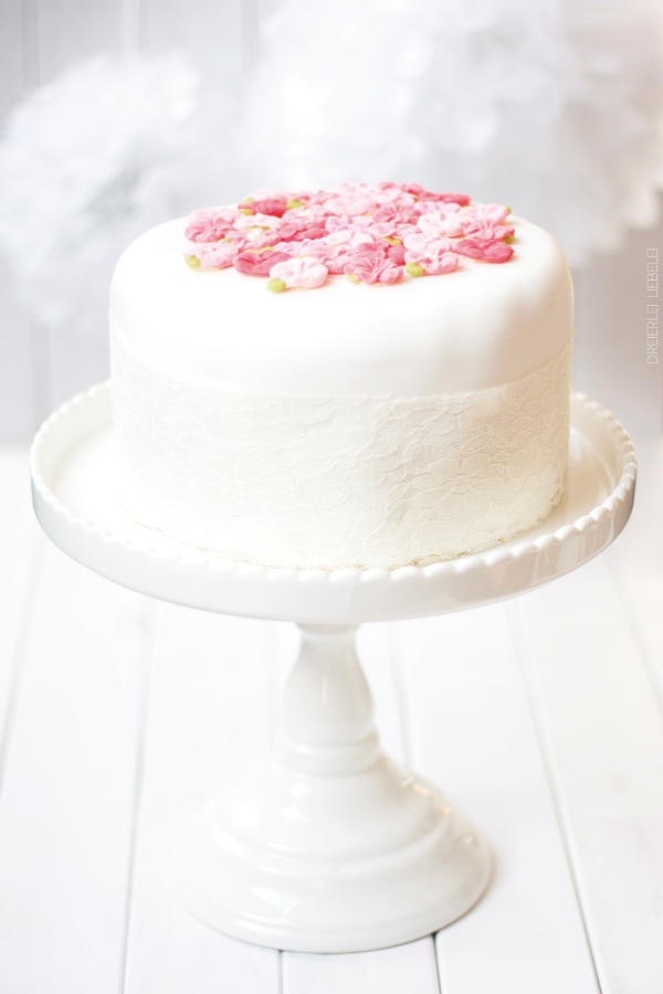 Dreierlei Liebelei: Aller Anfang ist (gar nicht so) schwer! Meine erste Fondant Torte Dreierlei Liebelei: Aller Anfang ist (gar nicht so) schwer! Meine erste Fondant Torte