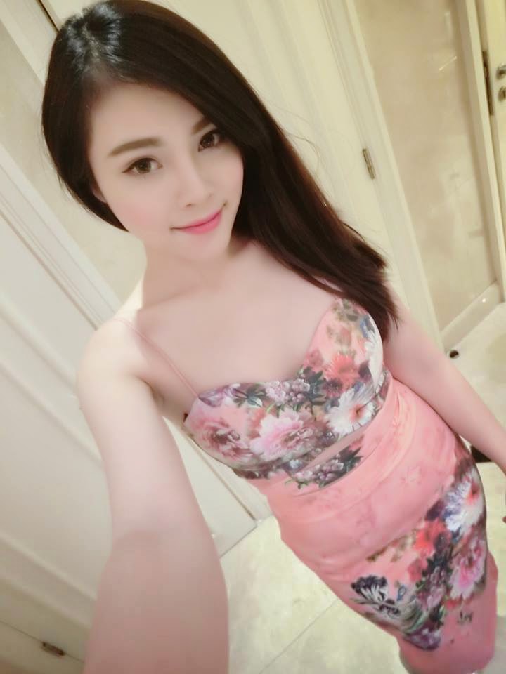 2 Em gái da trắng, chân dài mời ae xơi