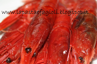 gamberi rossi di mazara marinati all’acqua di sedano arancio con mela pink lady e fave croccanti