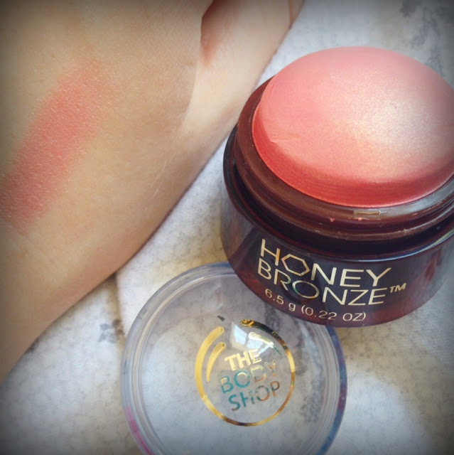 Photo of The Body Shop Honey Bronze Highlighting Dome in shade 02 pink and swatch
