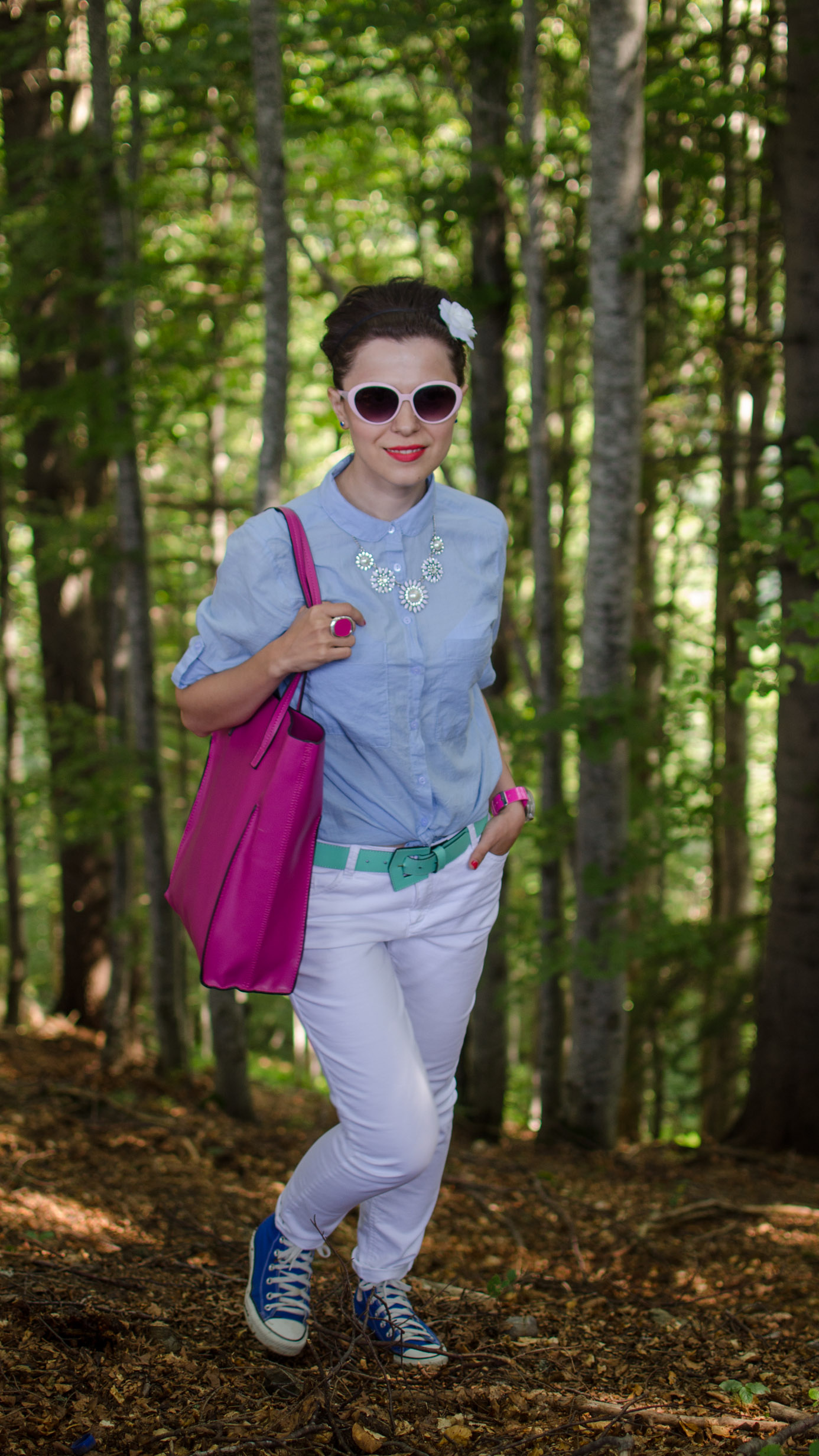 white jeans loose boyfriend shirt fuchsia bag zara C&A converse cobalt blue sneakers holiday outfit mountains