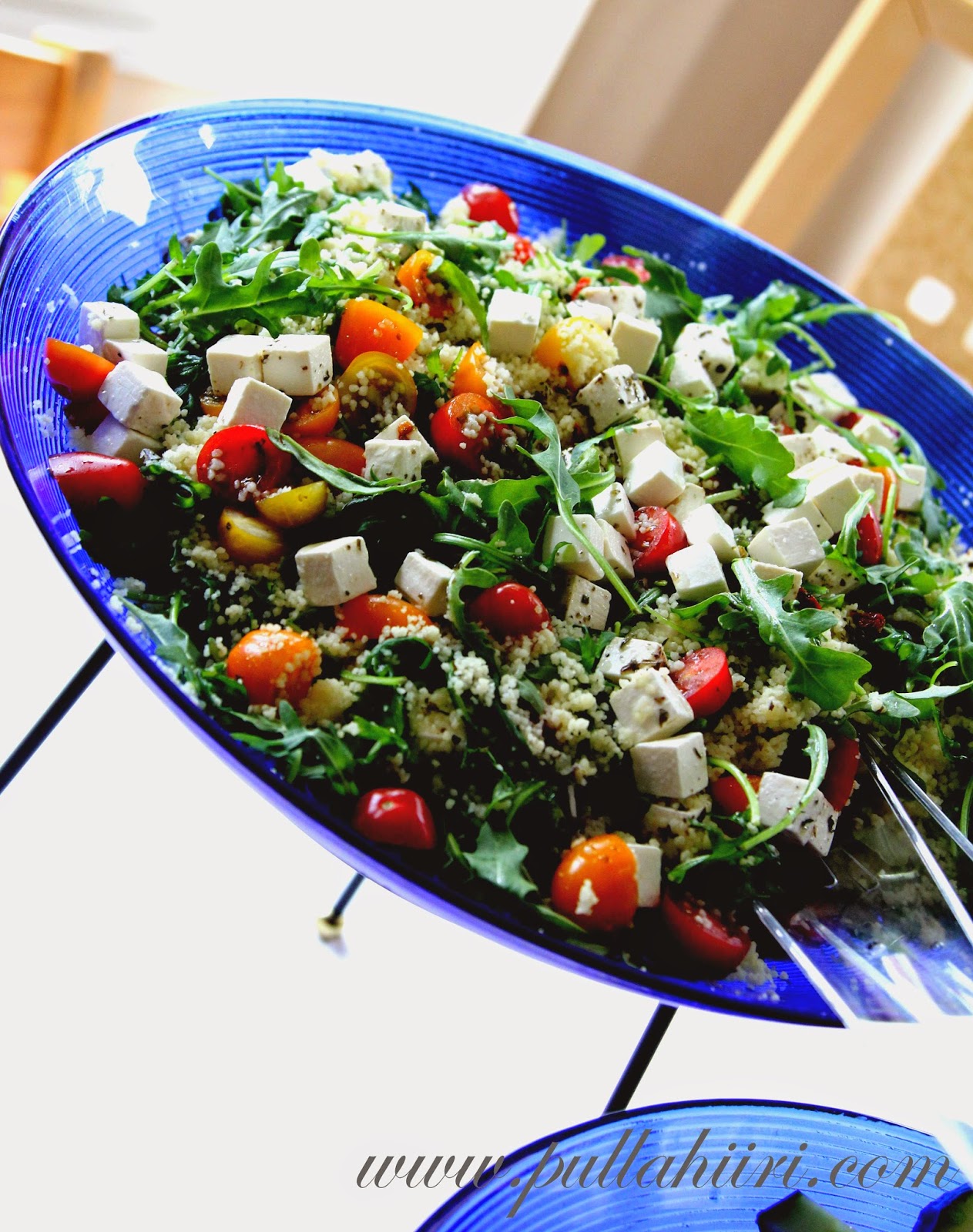 Pullahiiren leivontanurkka Värikäs juhlapöydän couscoussalaatti