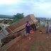 Carreta desgovernada derruba barraca de castanhas e tomba na BR-163