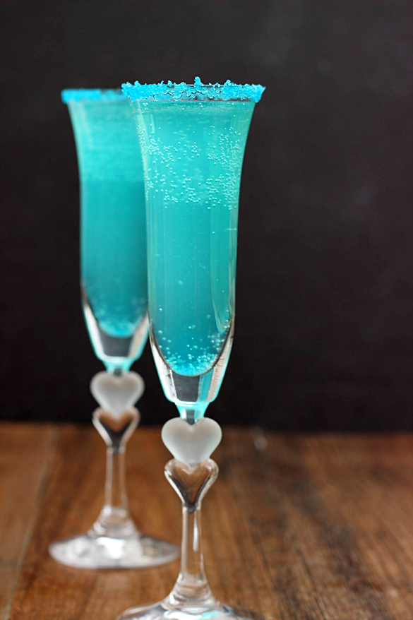 Sparkling Blue Hawaiian Mocktail | 10 Delicious Non-Alcoholic Cocktails You Can Serve on A Weekend Party