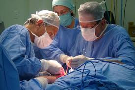 Médicos realizando a cirurgia.