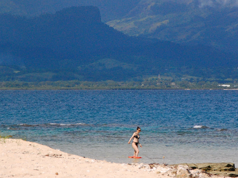 Tsunami surge: islet off Lautoka, Fiji title=