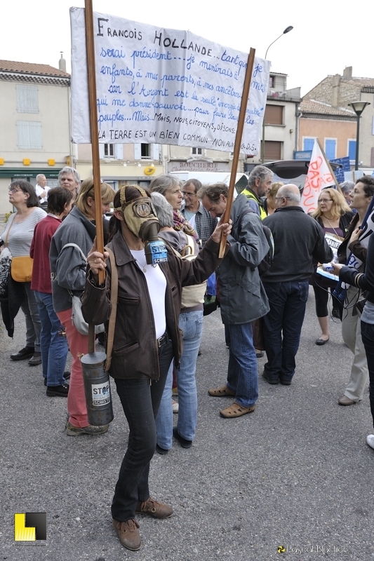 manifestant contre le gaz de schiste avec pancarte interpellant hollande photo blachier pascal