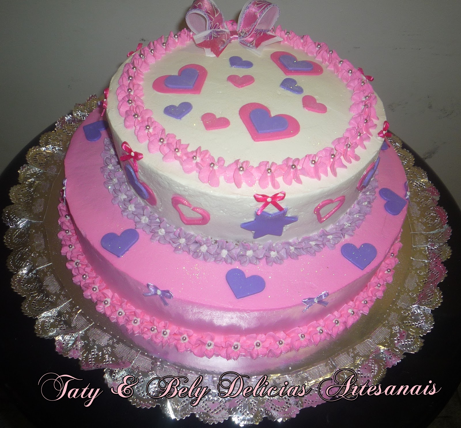 TatyBely Delicias Artesanais Bolo decorado com chantilly e pasta americana