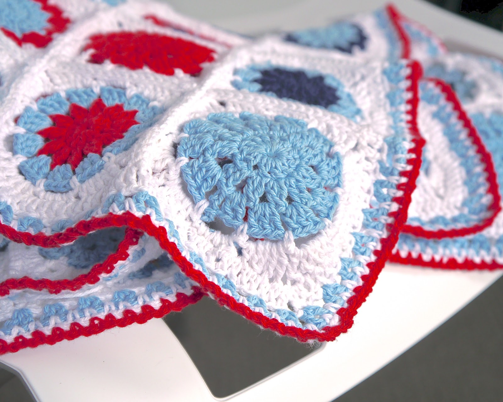 Sarita creative Make it // Crochet Cotton Baby Blanket (circle in square)