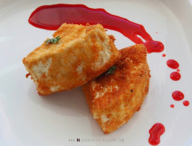 Camembert Empanado Con Coulis De Fresa Y Reducción De Oporto