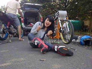 Foto Indri Barbie DiLokasi Balapan Foto Indri Barbie DiLokasi Balapan