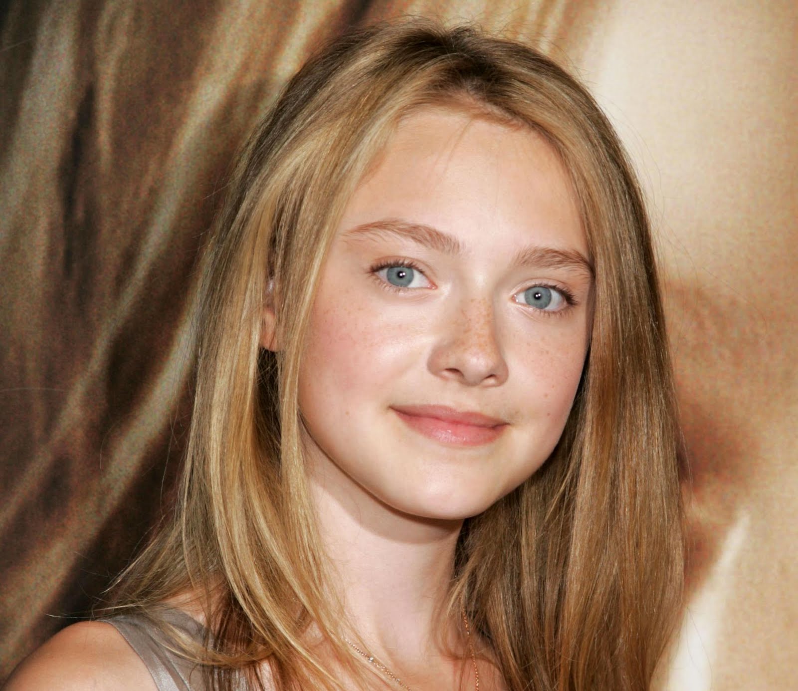 Dakota Fanning (Hollywood Wallpaper) ~ fun4umobile.blogspot.com