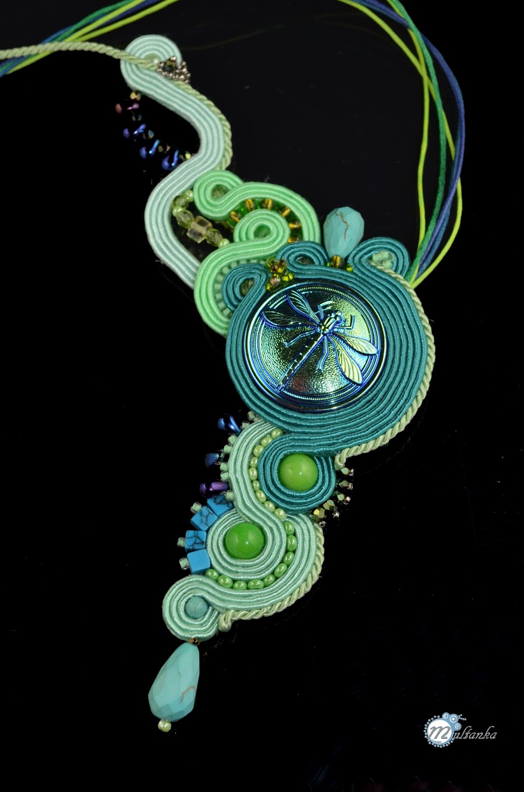 Turkusowy naszyjnik z ważką, wykany metoda haftu soutache - wykonanie multanka Turkusowy naszyjnik z ważką, wykany metoda haftu soutache - wykonanie multanka