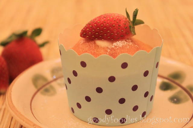 GoodyFoodies I baked Hokkaido chiffon cupcake