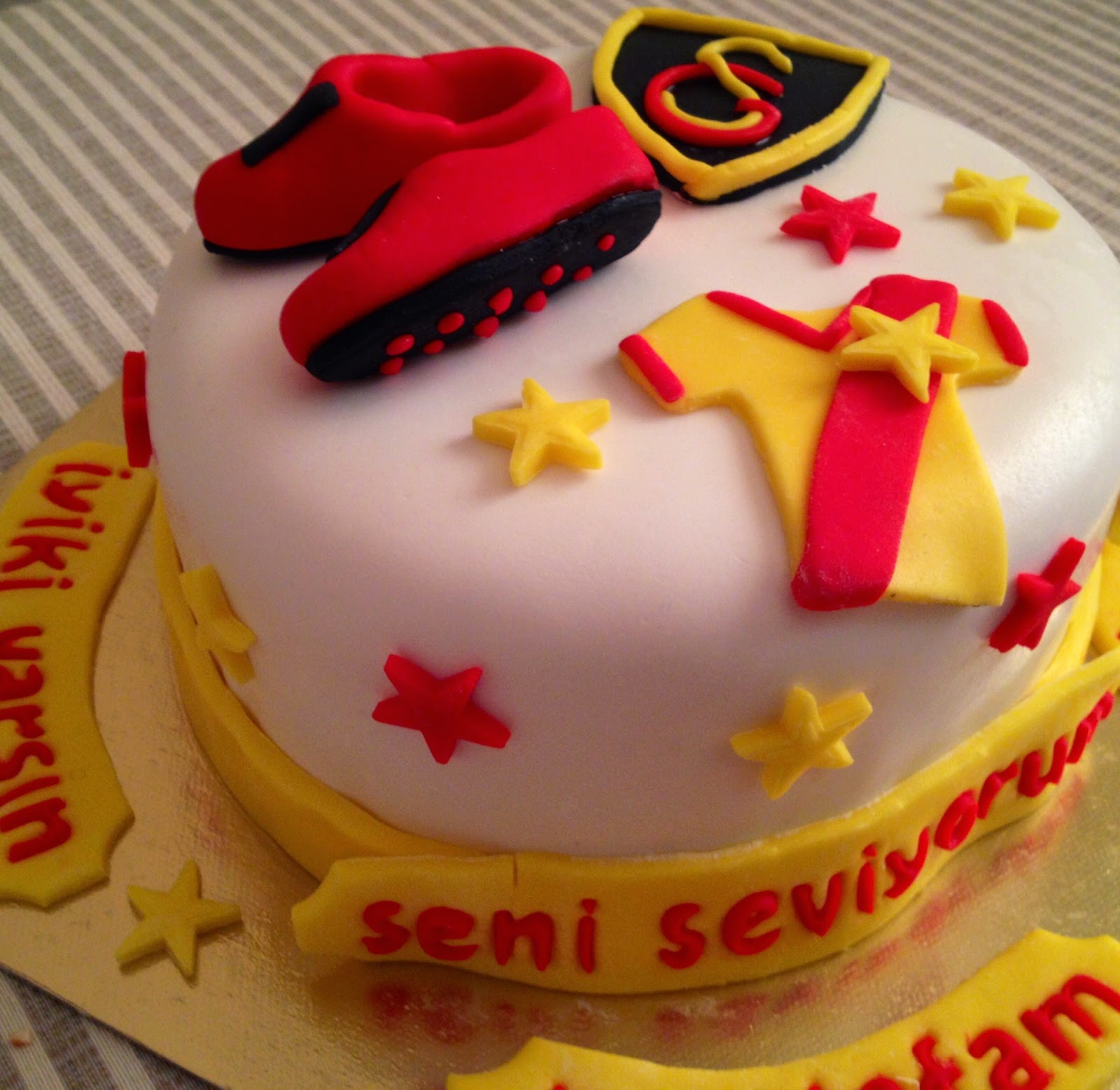 TARAFTAR PASTA )(GALATASARAYLI PASTA)