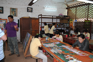 Studenter (døv-stumme) maler på silke