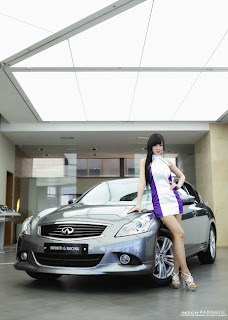 Queen Korean car advertising beside the Infiniti G25