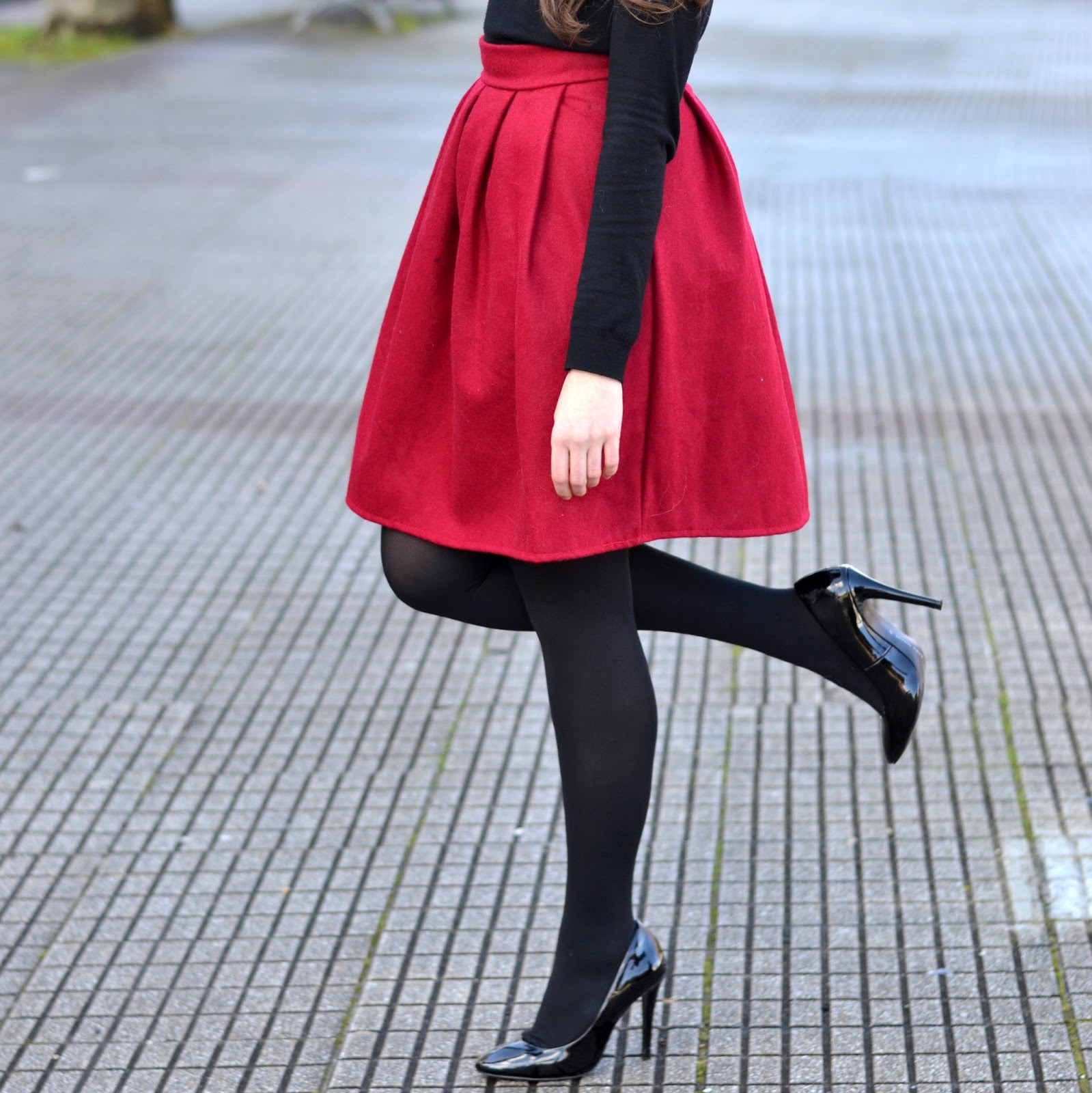 falda roja midi con tacones negros