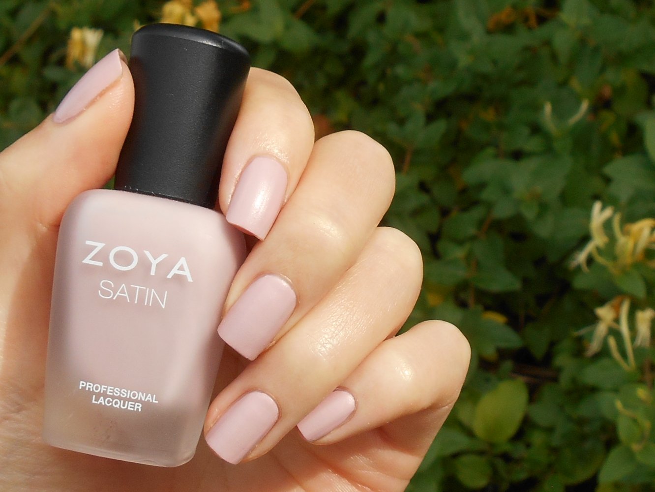Un joli vernis d\u0027une jolie couleur rose poudré au fini satiné. Une jolie couleur douce que je trouve parfaite pour l\u0027automne ou l\u0027hiver.