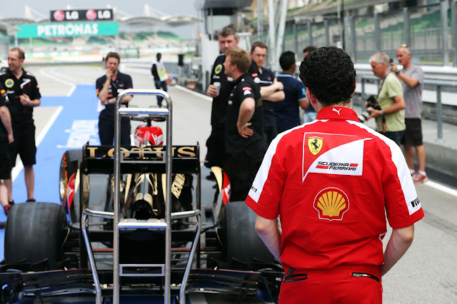 Thursday+21+March+2013+-+Andrea+Stella+(ITA)+Ferrari+Race+Engineer+takes+a+look+at+the+Lotus+F1+E21..jpg