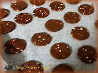 Biscotti al cacao con gocce di cioccolato bianco