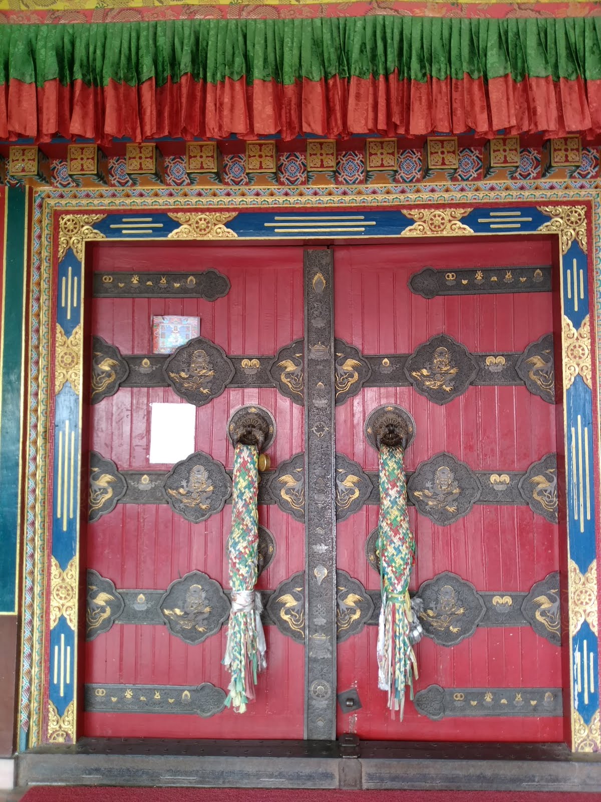 मुख्य मेडिटेशन हॉल चे दार