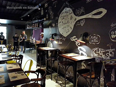 Yellow Easy Foods: Ambiente do andar superior