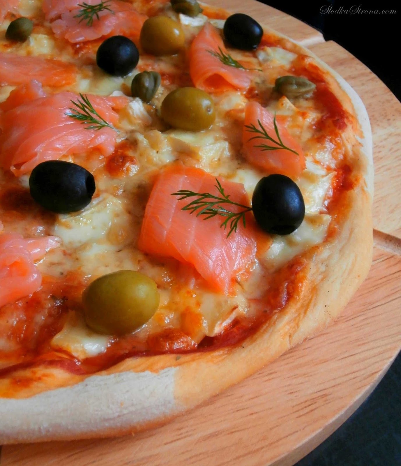 Domowa Pizza z Trzema Serami i Wędzonym Łososiem - Przepis - Słodka Strona