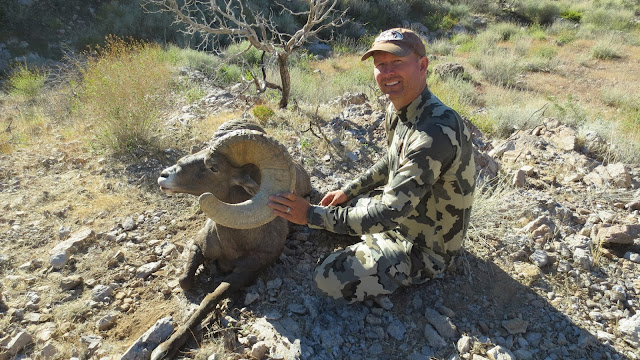 Desert+Bighorn+Sheep+Hunt+Photo+with+Claude+Warrens+Arizona+Super+Big+Game+Raffle+Sheep+with+Guides+Colburn+and+Scott+Outfitters+5.5.JPG