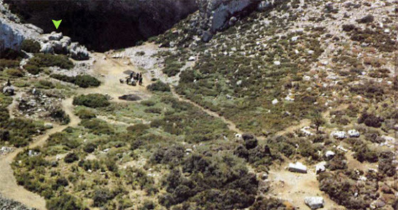ο Δίας όταν έφτασε σε κατάλληλη ηλικία εκδίωξε τον πατέρα του Κρόνο παίρνοντάς του την εξουσία ο Δίας όταν έφτασε σε κατάλληλη ηλικία εκδίωξε τον πατέρα του Κρόνο παίρνοντάς του την εξουσία