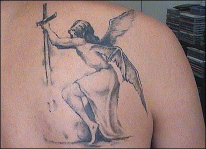 Este tatuaje es de un ngel clavando una espada tattoo de angeles