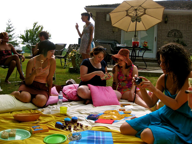 Holly Knitlightly: That time De had a wedding shower...