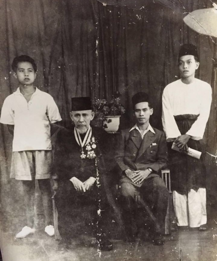 Dato Abdullah bersama anaknya; Mustapha,Rashidi dan Ahmad Dawi