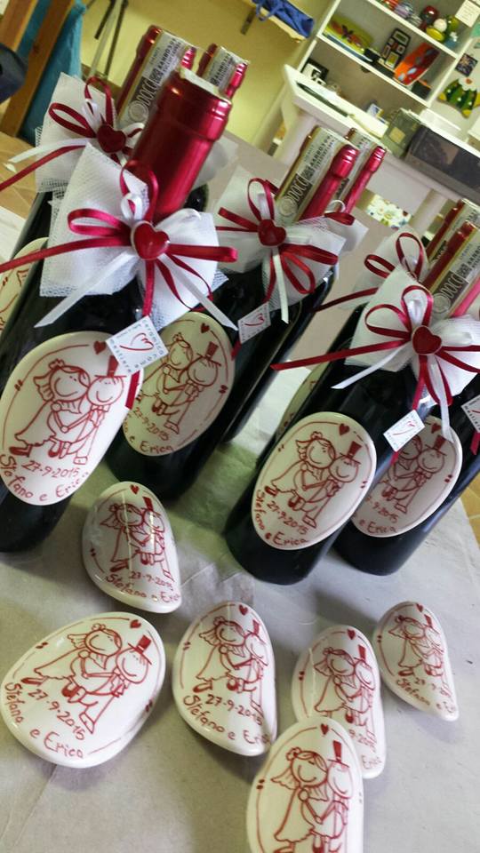 ceramica come mestiere : Etichetta in ceramica personalizzata per la  bottiglia del vino. Bomboniera per matrimonio, originale e buona!!