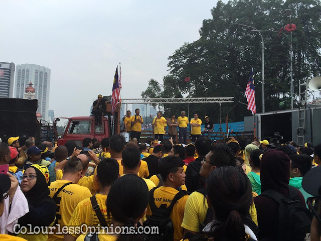 Maria Chin Abdullah giving a speech during the rain. bersih 4 maria chin abdullah during rain