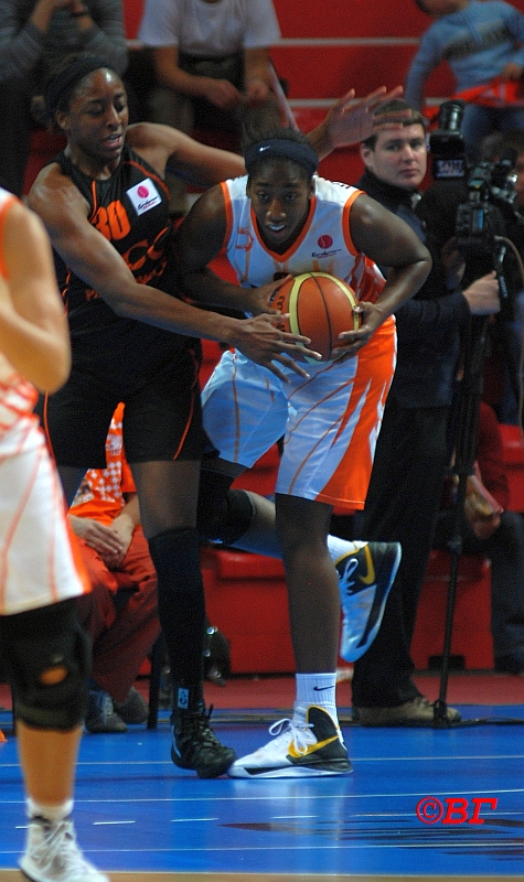 Кванитра Холлингсворт борется за мяч с Ннемкади Огвумике