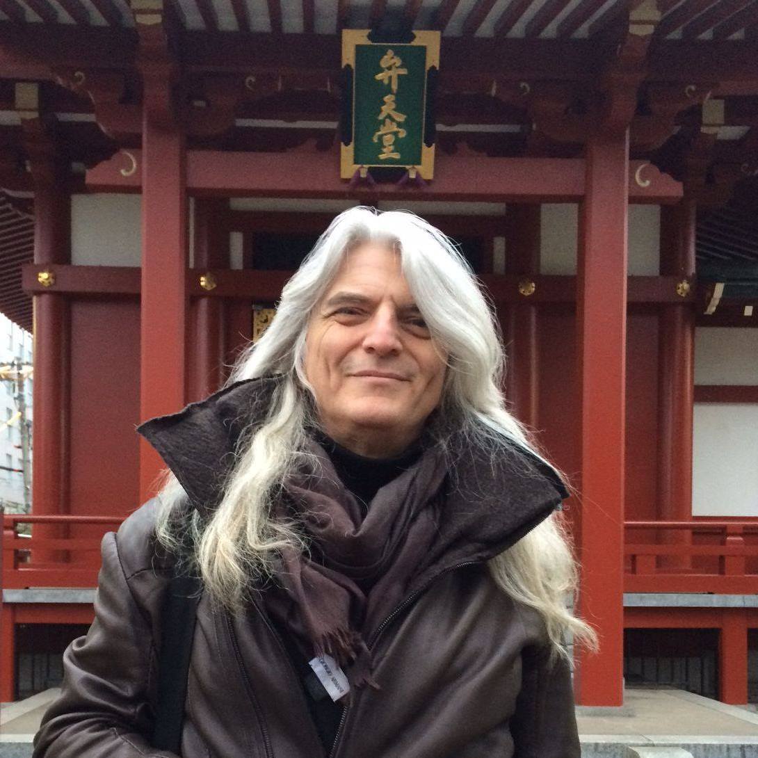 MR RAINER THURAU , MAS PARECIDO A UN ROK STAR, FABRICANTE DE BELLAS ARPAS