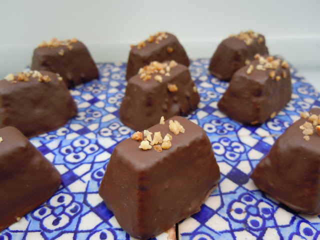 Praline végétalienne au beurre de coco, dattes et amandes