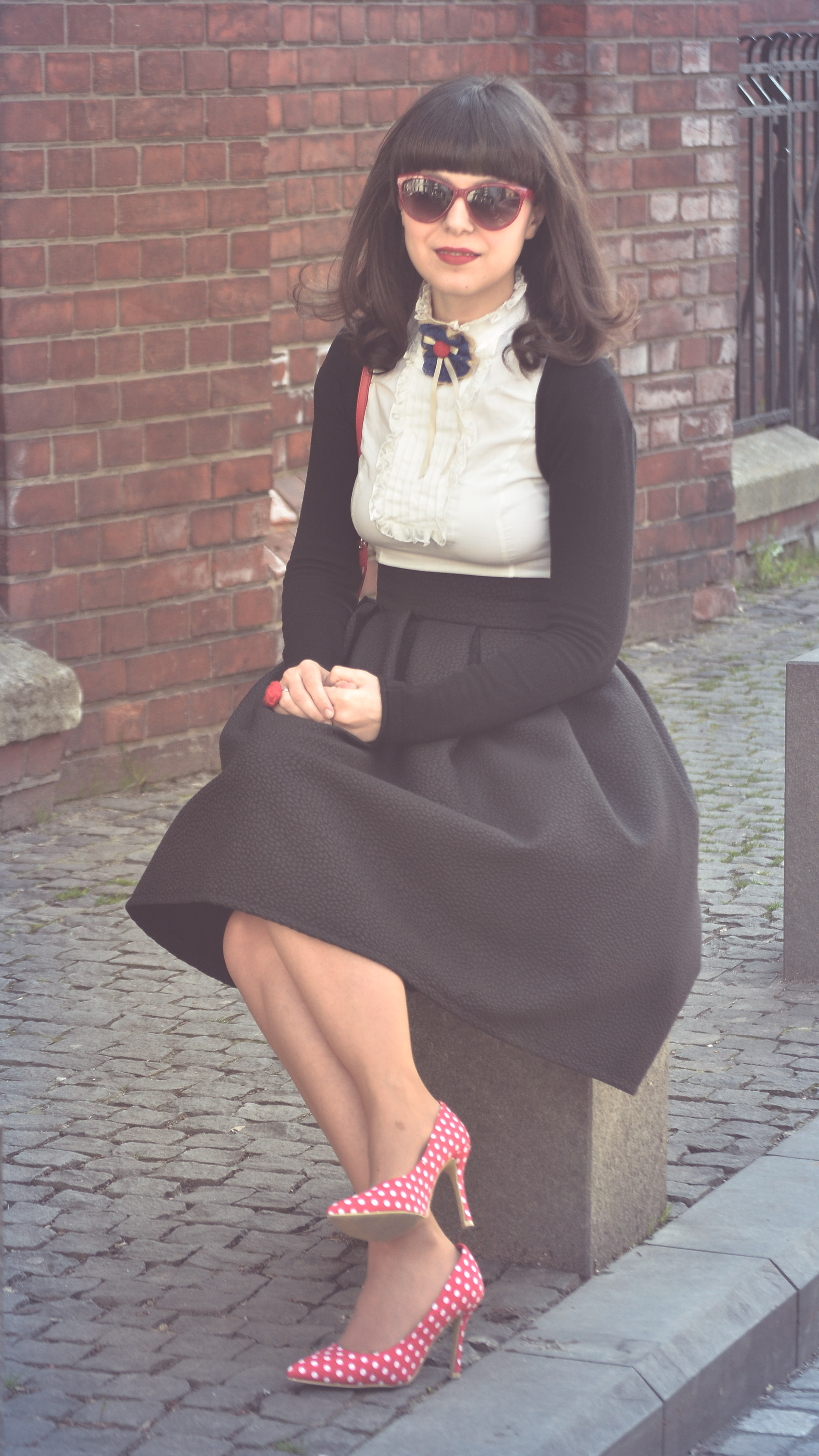 midi puffed up 50s black style skirt vintage style white shirt dotted red heels minnie outfit red purse depurtat