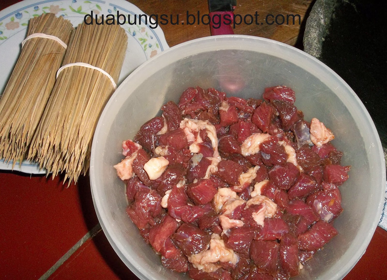 daging direndam dulu supaya empuk dan bumbu meresap
