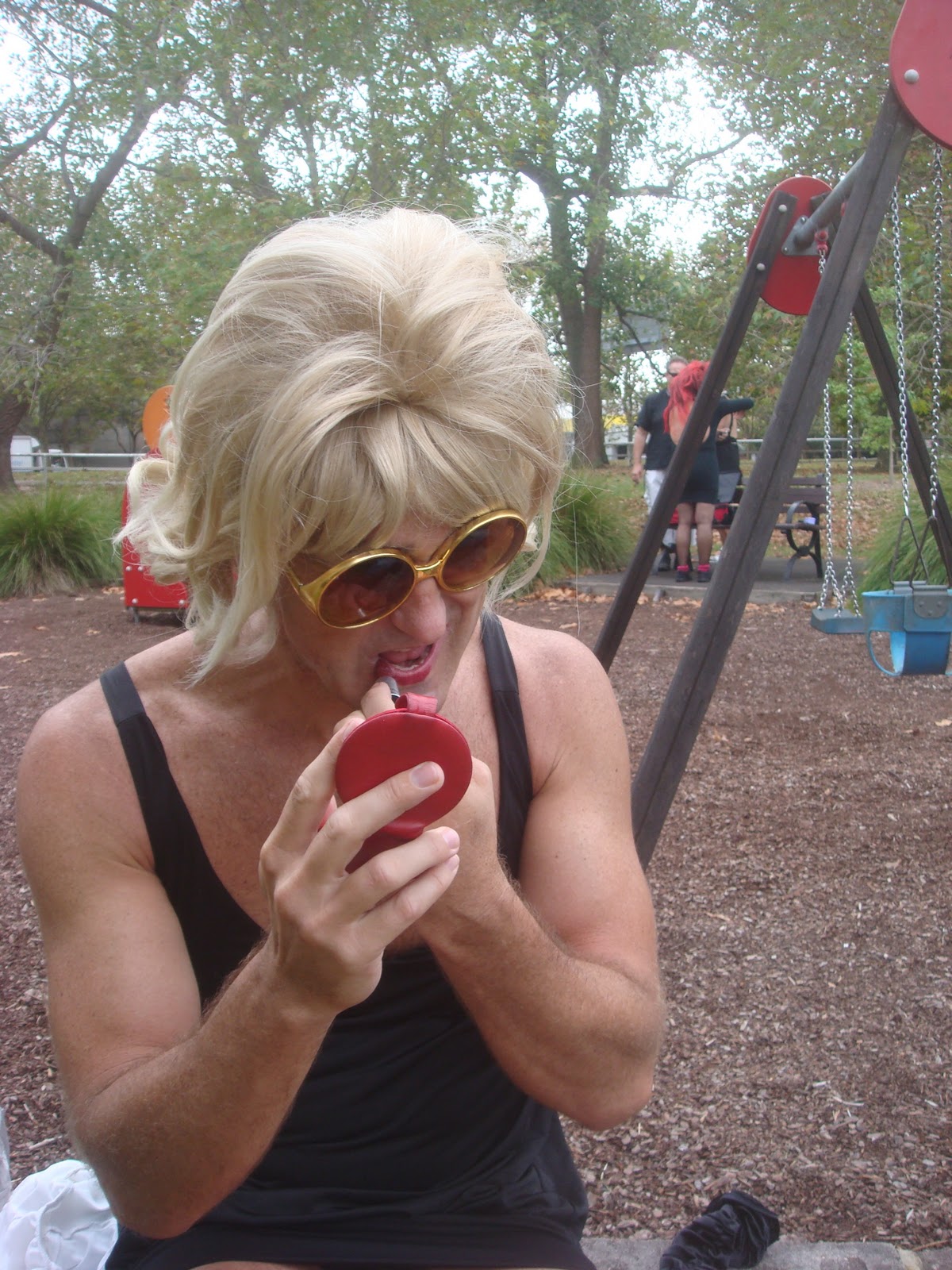 http://2.bp.blogspot.com/-eu8DIwiVctQ/TWRJIOAzkoI/AAAAAAAADwE/3ZFwXqcxJCY/s1600/bam+lipstick.jpg