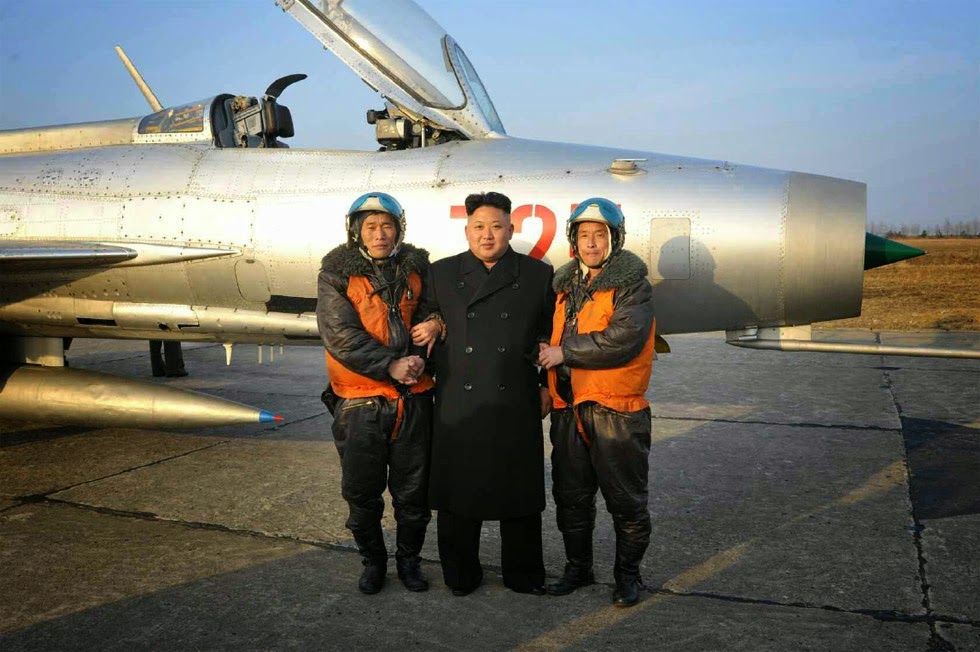 النشاطات العسكريه للزعيم الكوري الشمالي كيم جونغ اون .......متجدد  Kim+jong+un+visit+to+airbase+2