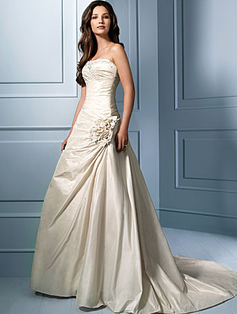 There are brings a romantic impression on the wedding gowns 2011