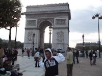  Arco do Triunfo (francês: Arc de Triomphe) é um monumento, localizado na cidade de Paris, construído em comemoração às vitórias militares de Napoleão Bonaparte, o qual ordenou a sua construção em 1806. Inaugurado em 1836, a monumental obra detém, gravados, os nomes de 128 batalhas e 558 generais. Em sua base, situa-se o Túmulo do soldado desconhecido (1920). O arco localiza-se na praça Charles de Gaulle, uma das duas extremidades da avenida Champs-Élysées.