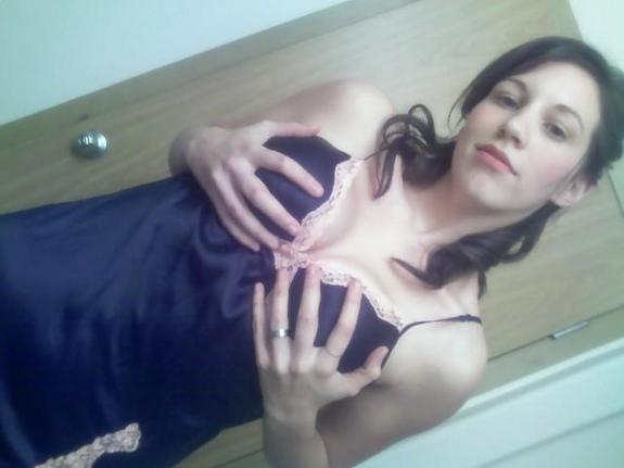 Mi novia nos enseña sus enormes tetas y su coño rosado