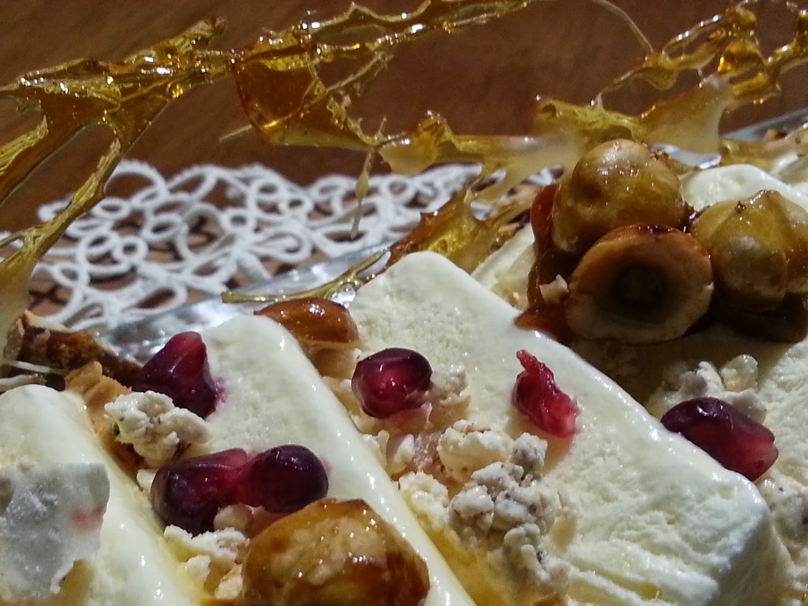 Semifreddo al torrone, con nocciole caramellate e chicchi di melagrana