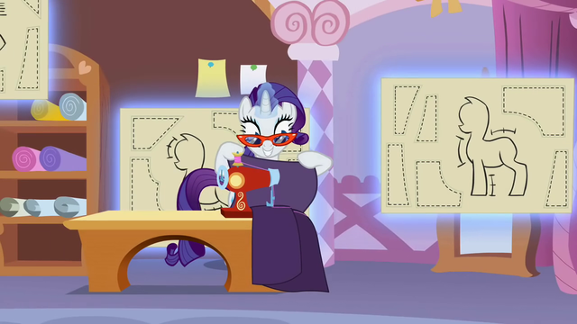 Rarity_operating_the_sewing_machine_S1E14.png