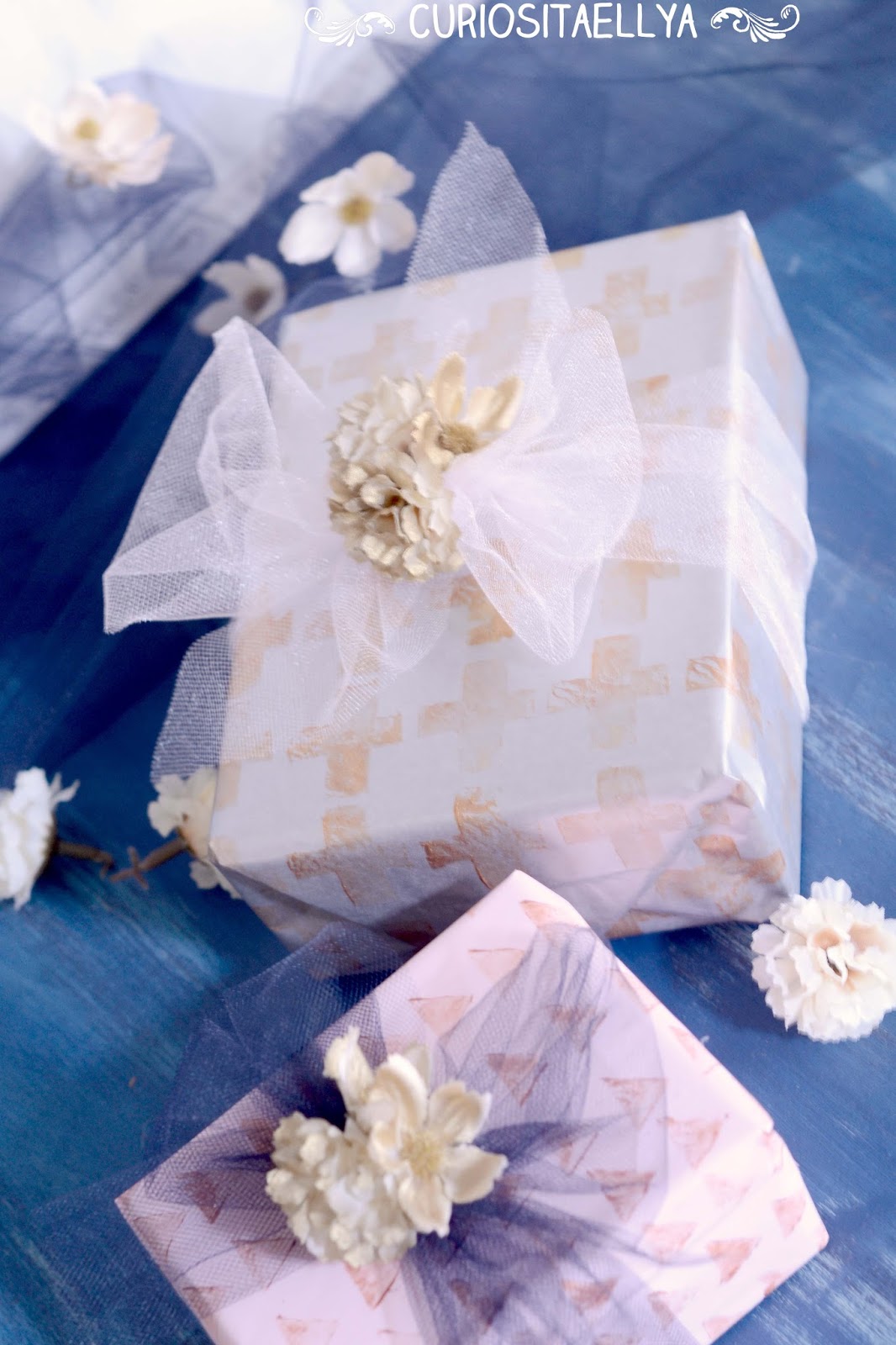 Curiositaellya Home Made Geometric Print and Tulle Bow Gift Wrap {DIY}