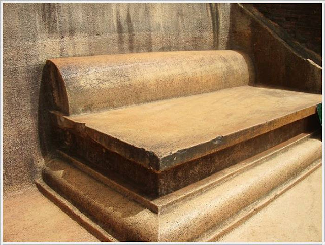 نقره لتكبير أو تصغير الصورة ونقرتين لعرض الصورة في صفحة مستقلة بحجمها الطبيعي