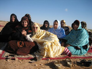 Aminetu Haidar con un grupo de mujeres saharauis